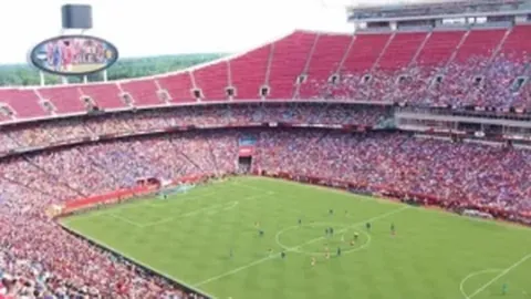 尤文防线遭遇伤病潮，麦肯尼和洛卡特利有望临危受命担纲后卫